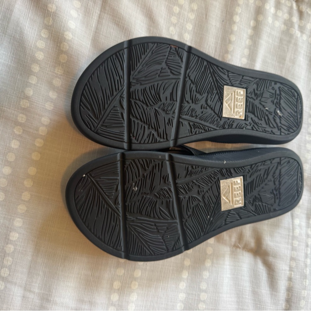 Reef Santa Ana Black Flip Flops with White Leaf Print - Picture 3 of 7